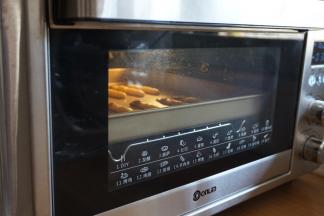 放入已经预热到160度的东菱K40C烤箱中下层，烘烤15分钟