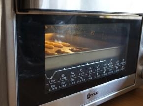 放入已经预热到160度的东菱K40C烤箱中下层，烘烤15分钟