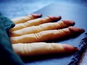 烘烤结束，将饼干取出，放凉后放保鲜盒保存