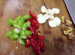 把所有材料洗净切好待用