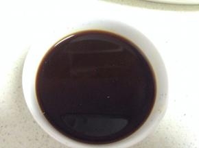 碗里加入适量的生抽、料酒、白糖、淀粉、盐加大碗的水搅拌均匀备用