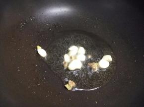 锅里倒入适量的油姜蒜下锅炒香