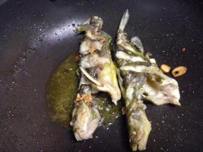 将鱼两面煎至金黄