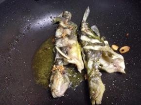 将鱼两面煎至金黄