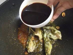 然后加入调好的料汁~（汁要差不多没过鱼）