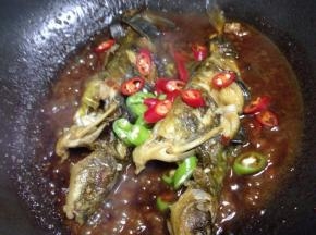 把青红椒倒入稍焖一下