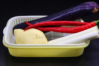 准备食材：紫茄子、土豆、红辣椒、大葱、大葱等；