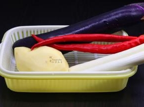 准备食材：紫茄子、土豆、红辣椒、大葱、大葱等；
