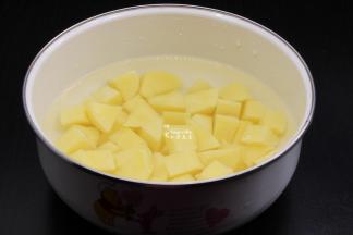 土豆去皮，洗净切块，清水浸泡5分钟