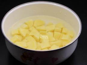 土豆去皮，洗净切块，清水浸泡5分钟