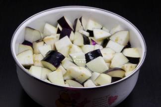 准备食材：紫茄子、土豆、红辣椒、大葱、大葱等；