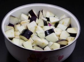准备食材：紫茄子、土豆、红辣椒、大葱、大葱等；