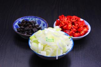 大葱、红辣椒分别洗净切好，豆豉也洗净沥干水；