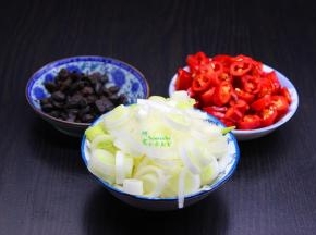 大葱、红辣椒分别洗净切好，豆豉也洗净沥干水；