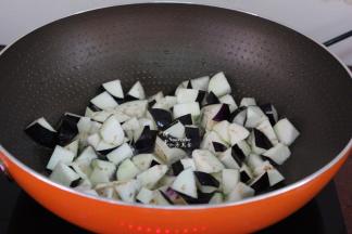 热锅，倒油，油温160度左右倒入茄子块炸熟变软，捞出；