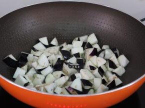 热锅，倒油，油温160度左右倒入茄子块炸熟变软，捞出；