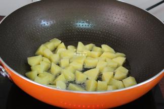 接着把土豆倒入油锅炸熟，捞出；