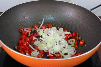 锅中留少许油，放入辣椒、大葱、豆豉爆香；