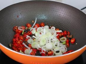 锅中留少许油，放入辣椒、大葱、豆豉爆香；