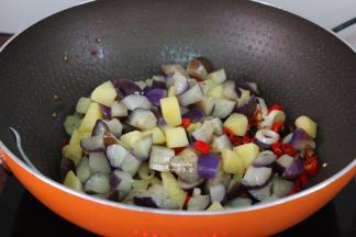 把炸过的茄子、土豆加入翻炒；