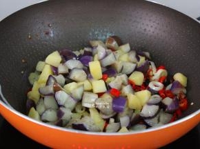 把炸过的茄子、土豆加入翻炒；