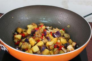 放盐、酱油、翻炒收汁即可