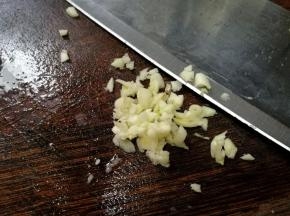 蒜剁成蓉，这个量可以稍微多一些