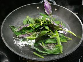 烧开水放点油将处理好的野菜放入焯烫下