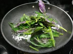 烧开水放点油将处理好的野菜放入焯烫下