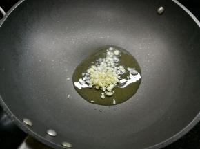 热锅冷油爆香蒜蓉