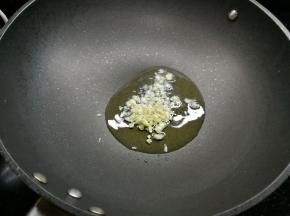 热锅冷油爆香蒜蓉