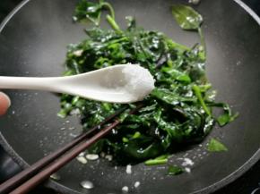 加少许的盐拌匀即可出锅