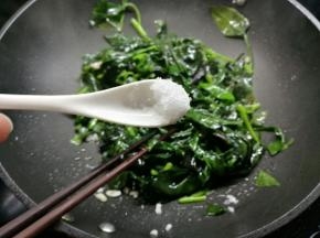 加少许的盐拌匀即可出锅