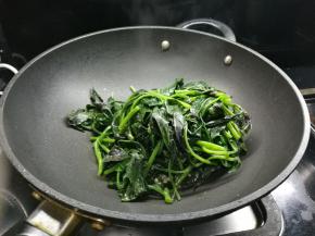 将野菜放入翻炒