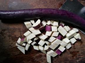 做这个菜选用细长的茄子是最好的，皮薄。将茄子洗净切成小块