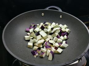 少油的方法来了，直接将茄子放入锅内，加一点点的油和少许的水，小火焖煮