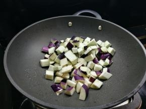 少油的方法来了，直接将茄子放入锅内，加一点点的油和少许的水，小火焖煮