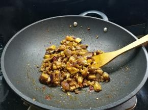 然后加入料酒、盐、糖和一点点的白醋继续翻炒均匀，撒葱末出锅就是一大盘香喷喷的下饭菜了，多吃还能预防老年斑，越吃越年轻