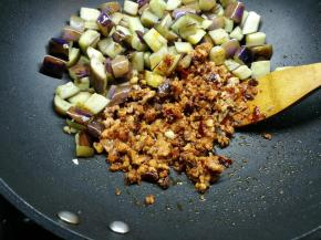 小火翻炒变色出红油状态