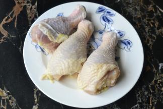 材料：鸡腿 辅料：盐焗粉 黑胡椒颗粒 蒜蓉 花椒粉 料酒 少许糖