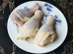 材料：鸡腿 辅料：盐焗粉 黑胡椒颗粒 蒜蓉 花椒粉 料酒 少许糖