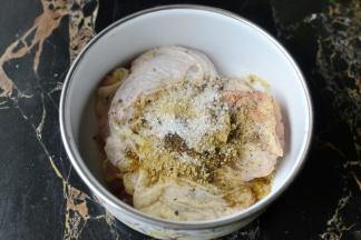 加入所有辅料腌制入味