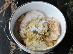 加入所有辅料腌制入味