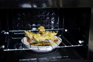 中途要打开微波炉将鸡肉翻面继续烤