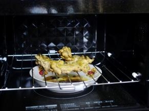 中途要打开微波炉将鸡肉翻面继续烤