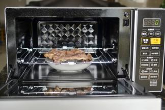 放在烤网上入微波炉选择烧烤功能15分钟左右（下面放个盘子接油）