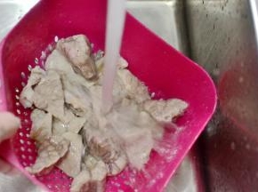 然后用凉水再次冲洗干净