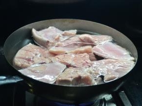 切大块（猪肺因为有水煮的时候会缩的比较厉害，所以不要切太小了）、冷水下锅，烧开后继续煮几分钟