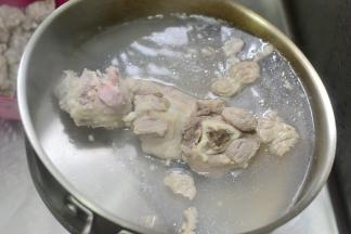 另起锅将猪大骨放入烧开去污水洗净（加少许的肉可以让汤口感好喝一些，不加也是可以的）