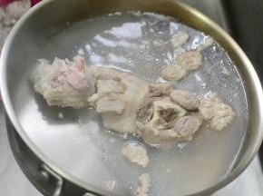 另起锅将猪大骨放入烧开去污水洗净（加少许的肉可以让汤口感好喝一些，不加也是可以的）